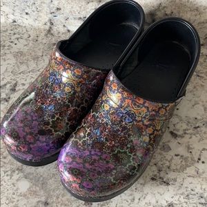 Dansko woman shoe